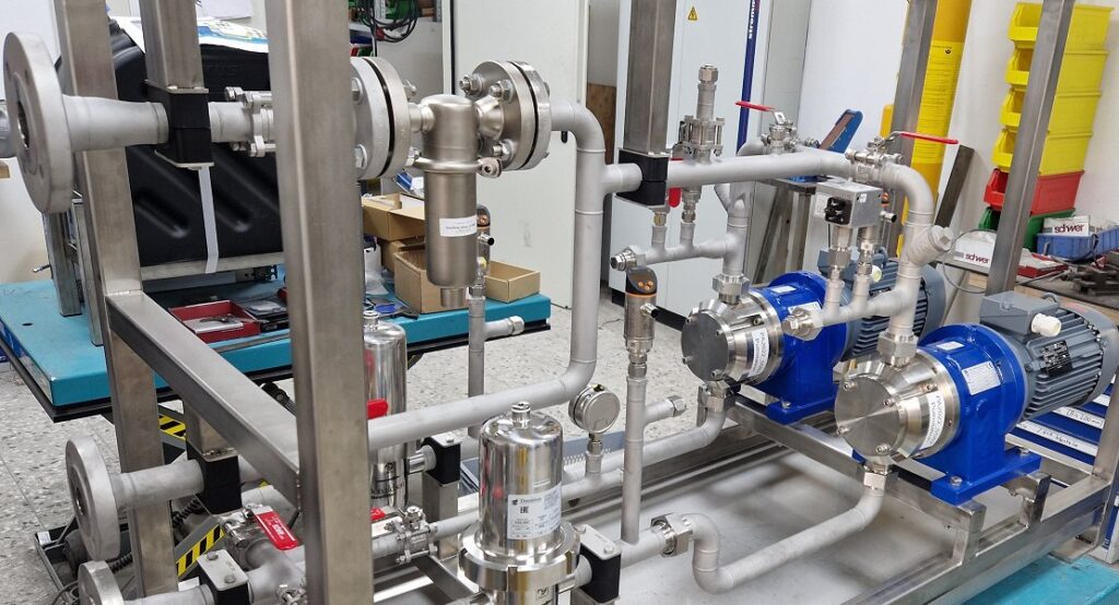 Magnetgekuppelte Pumpen in einer Dosieranlage mit blauen Motoren